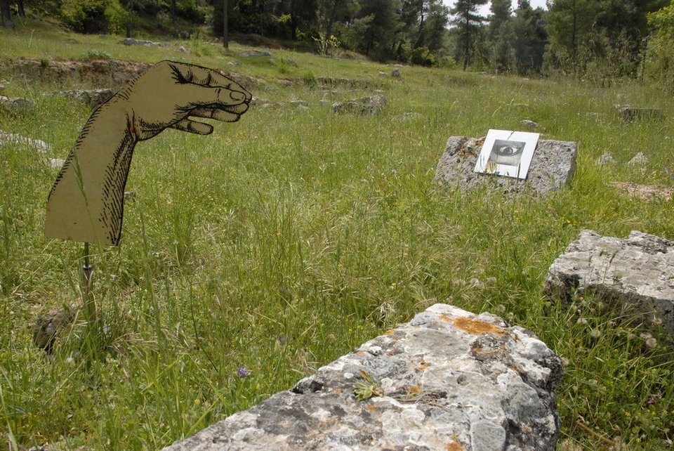 Μεγεθυμένα ομοιώματα από μέλη του πάσχοντος σώματος προς θεραπεία, υπό μορφή αναθημάτων