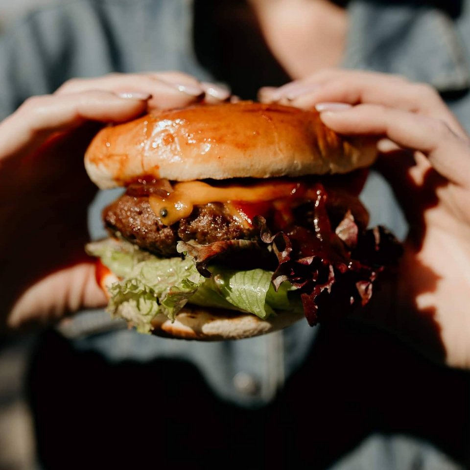 Ζουμερό burger στο «Λεμόνι και αλάτι» στο Βραχάτι / Φωτογραφία: «Λεμόνι και αλάτι» / Facebook