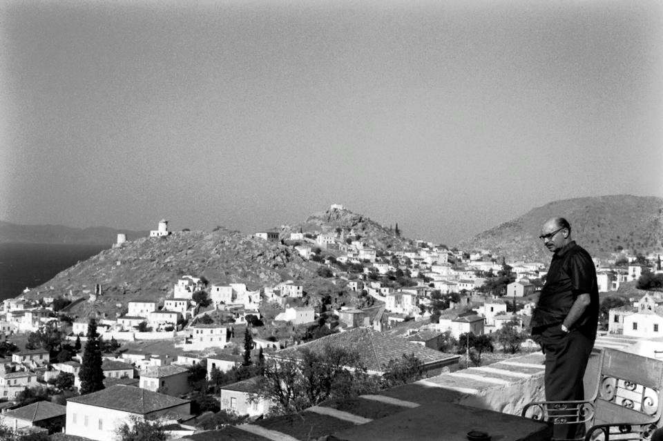 Ο Νίκος Χατζηκυριάκος-Γκίκας στην ταράτσα του σπιτιού του (1960) / Φωτογραφία: Η Ύδρα πίσω στα παλιά / Facebook