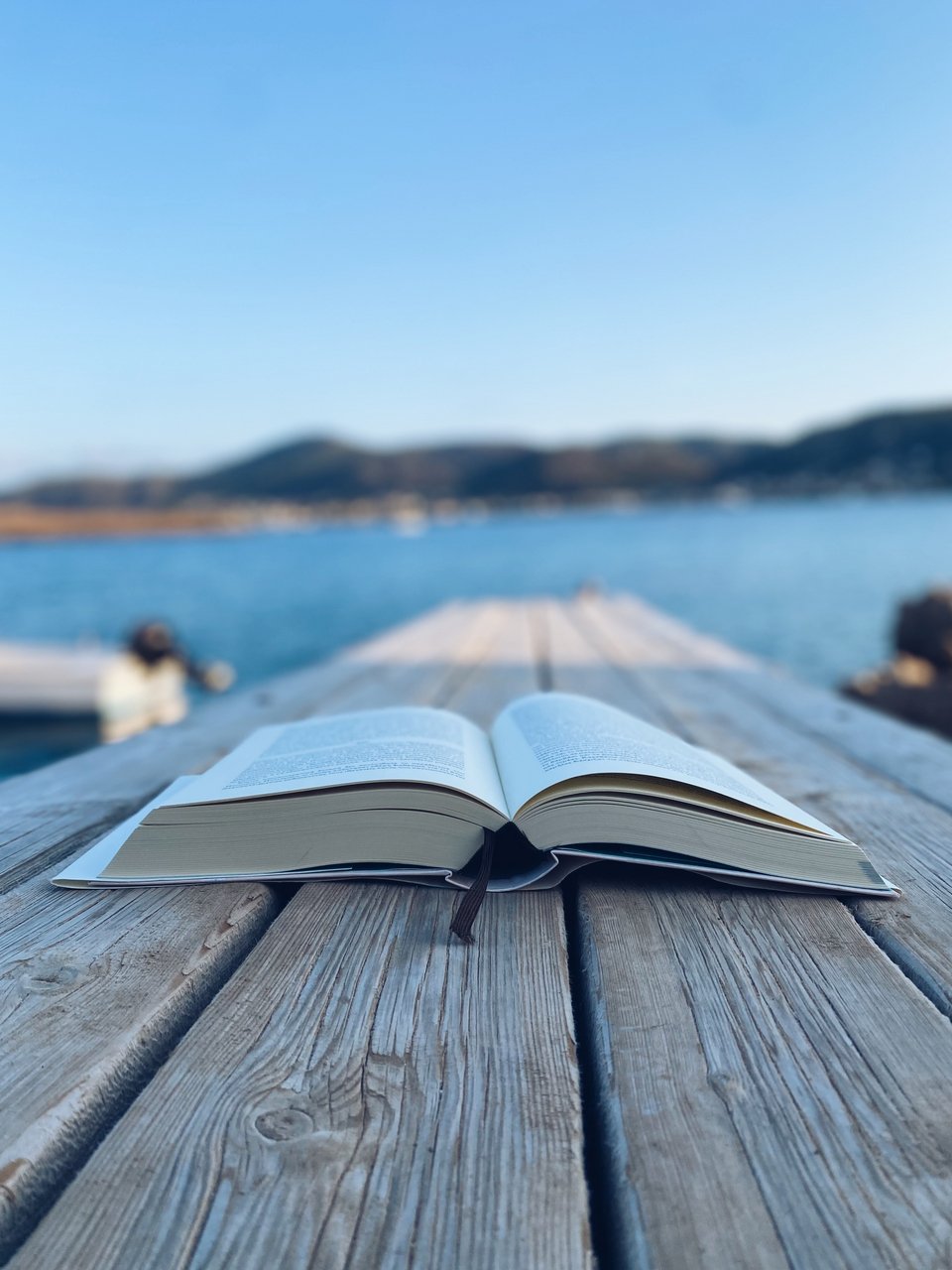 Ένα καλό βιβλίο είναι η ωραιότερη συντροφιά στα τελευταία μπάνια του Σεπτεμβρίου. 