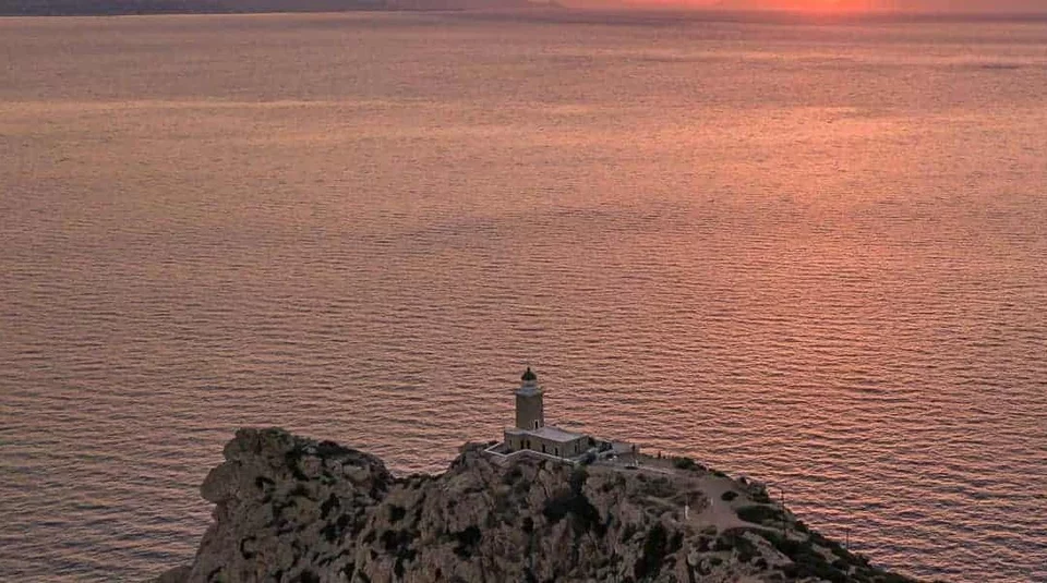 Ο φάρος Μελαγκάβι στο Λουτράκι έχει υπέροχη θέα στο ηλιοβασίλεμα / Φωτογραφία: visitloutraki.com