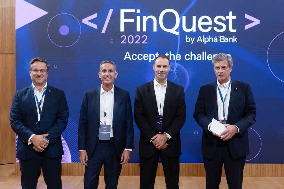 Οι κ.κ. Δημήτριος Στρογγυλόπουλος, Επικεφαλής της Διεύθυνσης Ψηφιακής Τραπεζικής, Νικόλας Χρυσανθόπουλος, Γενικός Διευθυντής – Chief of Corporate Center, Μιχάλης Τσαρμπόπουλος, Chief Digital Officer, και Σπύρος Φιλάρετος, Γενικός Διευθυντής Ανάπτυξης και Καινοτομίας.