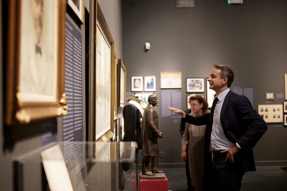Ο Κυριάκος Μητσοτάκης περιηγείται στα εκθέματα