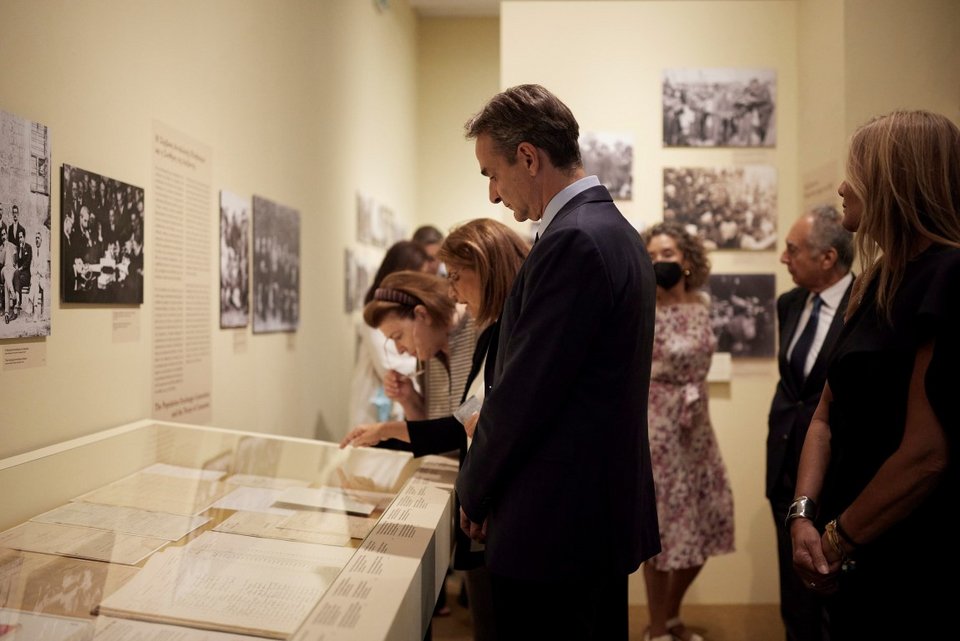 Ο Κυριάκος Μητσοτάκης περιηγείται στα εκθέματα