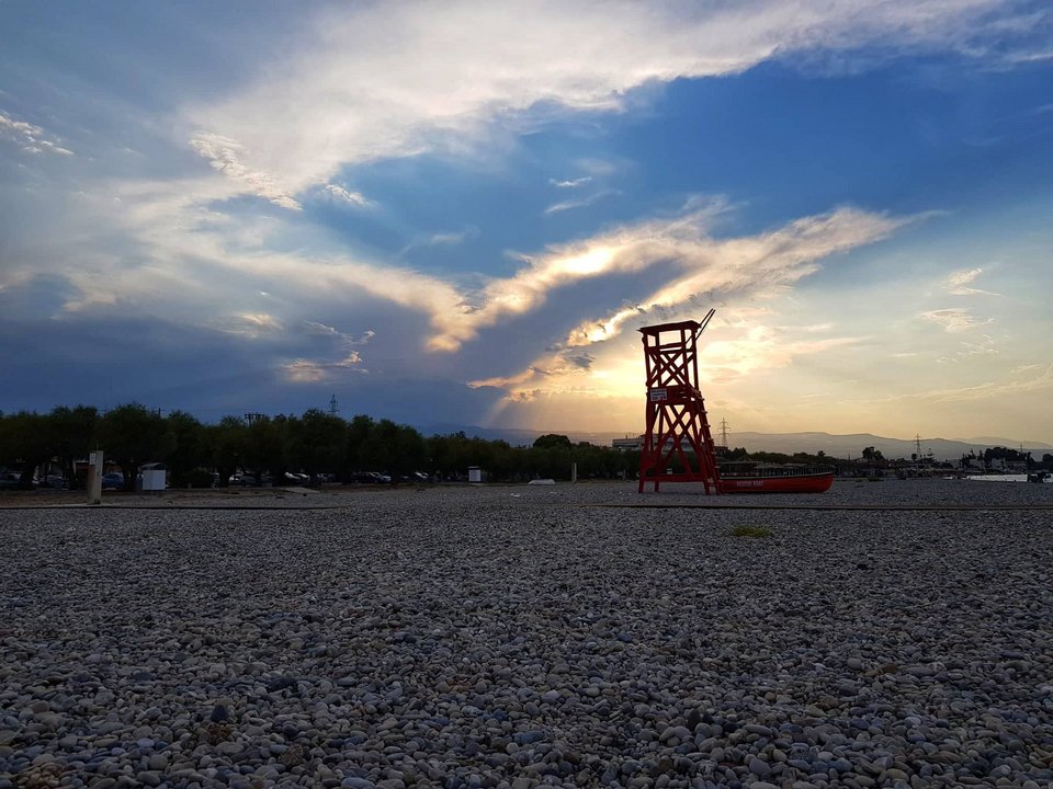 Η μεγάλη παραλία στο Βραχάτι Κορινθίας έχει βότσαλα / Φωτογραφία: Τατιάνα Κίρχοφ