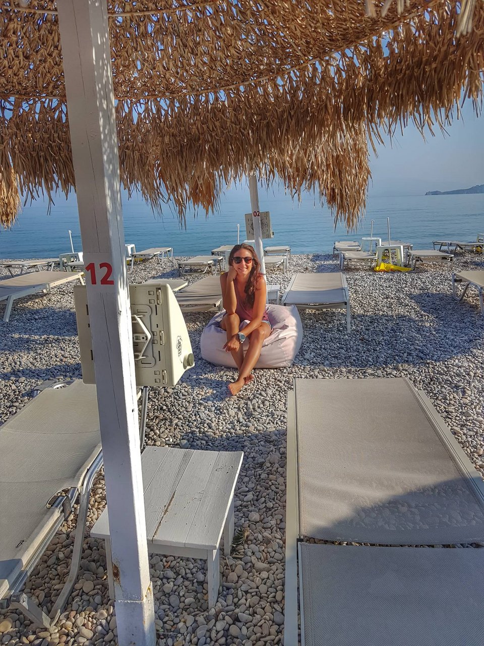 Η Τατιάνα Κίρχοφ σε μία από τις οργανωμένες παραλίες που διαθέτει το Βραχάτι.