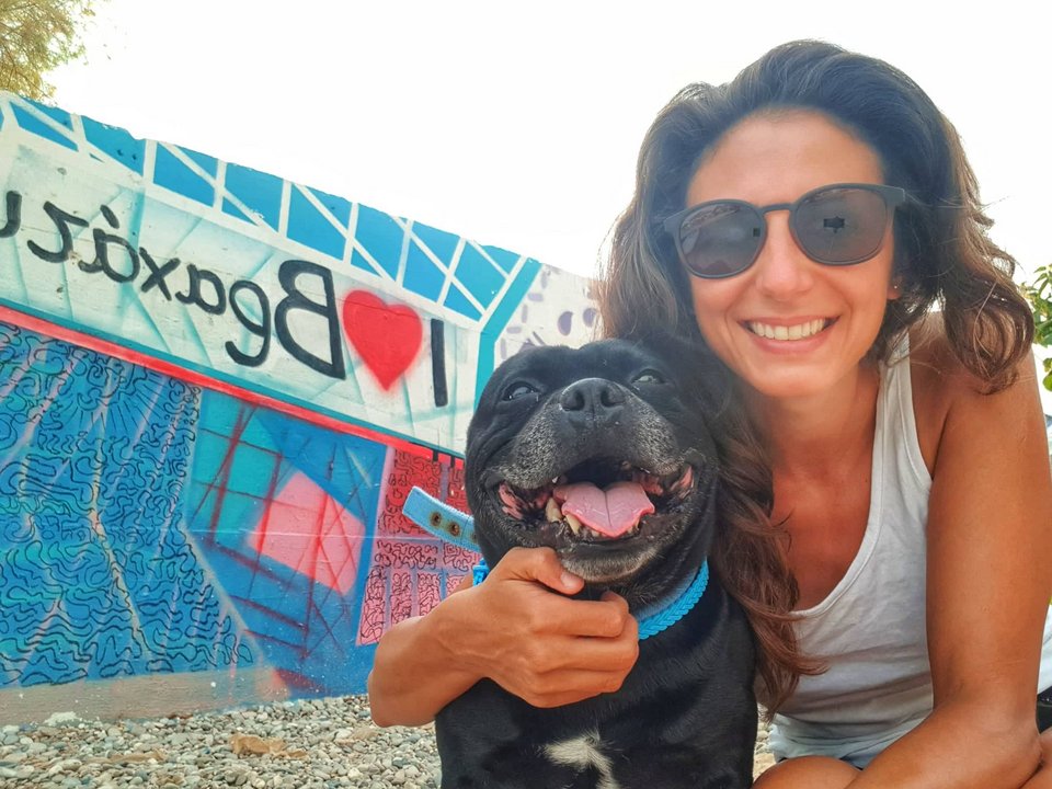 Η Τατιάνα Κίρχοφ με τον σκύλο της, τον Αντώνη, απολαμβάνουν παραθαλάσσιες βόλτες στο Βραχάτι / Φωτογραφία: Τατιάνα Κίρχοφ