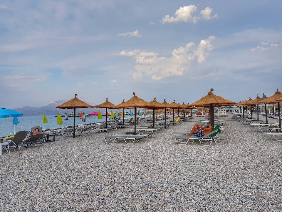 Ένα από τα οργανωμένα κομμάτια στη μεγάλη παραλία που έχει το Βραχάτι / Φωτογραφία: Τατιάνα Κίρχοφ