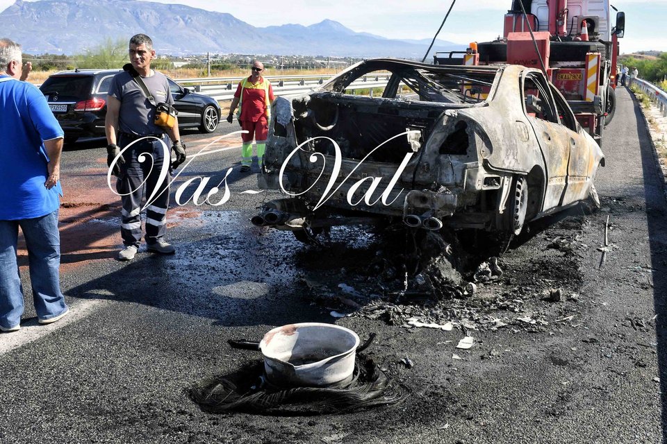 Το ταξί που τυλίχθηκε στις φλόγες / Φωτογραφία από FACEBOOK/VAS VAL