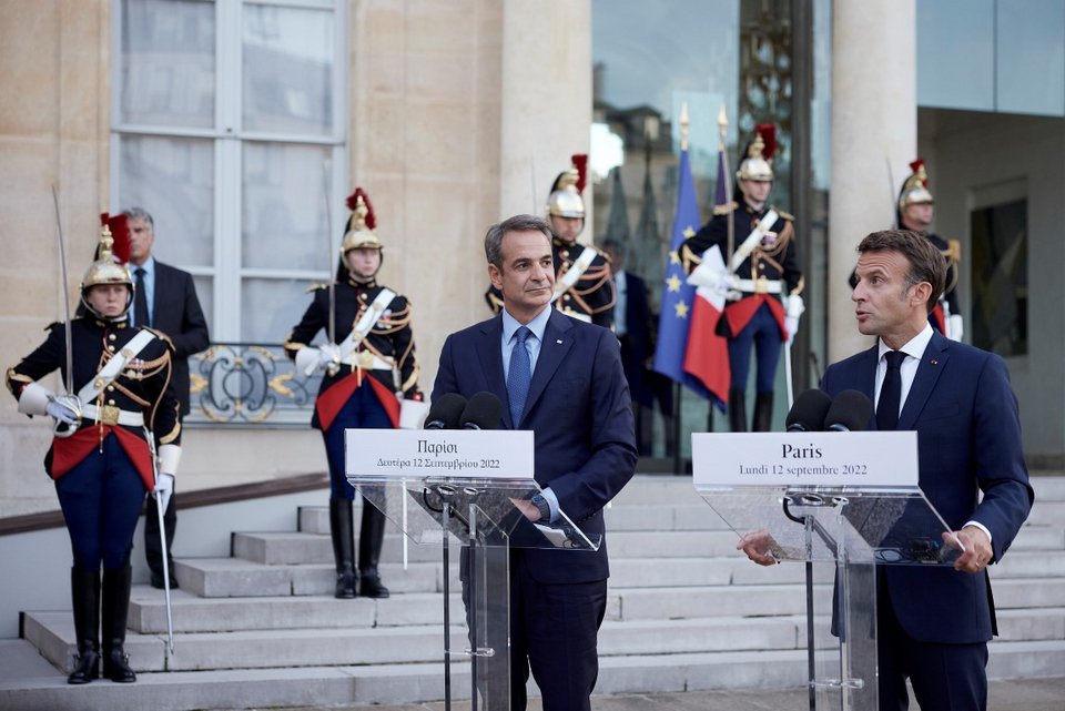 Κυριάκος Μητσοτάκης και Εμανουέλ Μακρόν έξω από το Ελιζέ