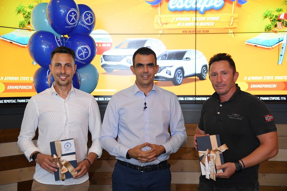 Οι τυχεροί νικητές με τον Chief Product Officer του ΟΠΑΠ, Φώτη Ζησιμόπουλο 