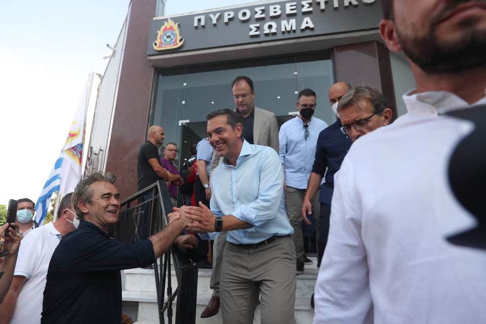 Ο Αλέξης Τσίπρας στο περίπτερο του Πυροσβεστικού Σώματος. Φωτογραφία από EUROKINISSI