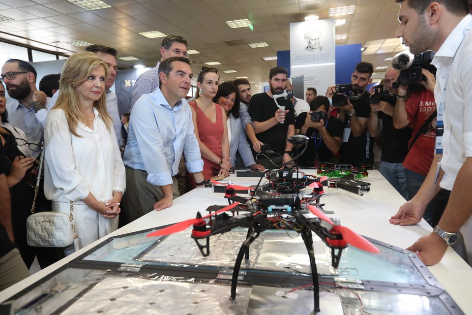 Ο Αλέξης Τσίπρας στα περίπτερα των πανεπιστημίων. Φωτογραφία από EUROKINISSI