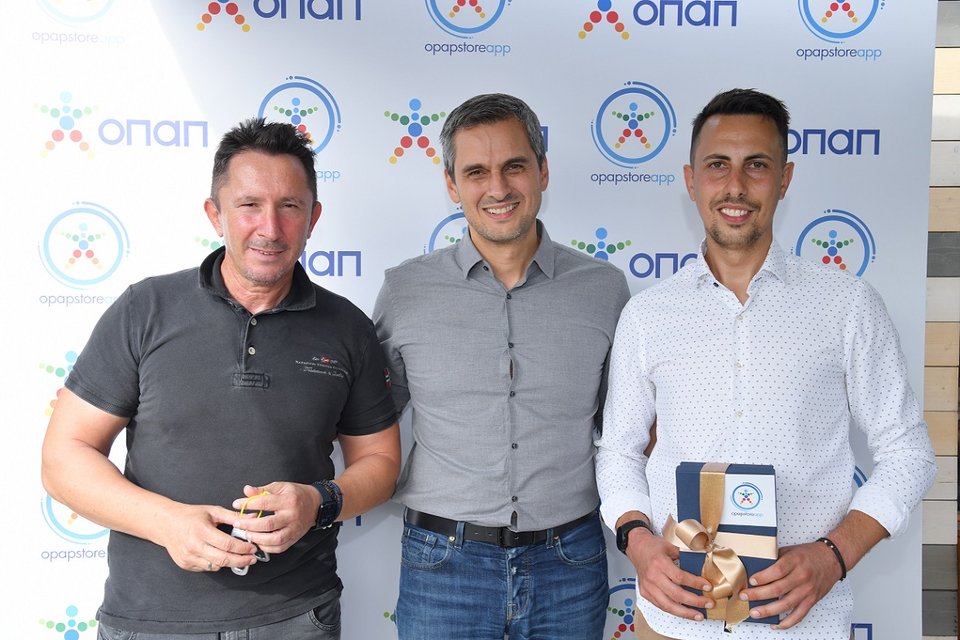 Οι τυχεροί νικητές με τον Chief Retail Officer του ΟΠΑΠ, Ηλία Κατσαρό 