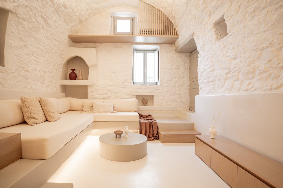 Λευκό, μπεζ, ξύλο και γήινοι τόνοι δημιουργούν την υπέροχη παλέτα της καραμέλας που αφήνει γλυκιά γεύση στους ενοίκους. Μια διακόσμηση που προκαλεί θετική ενέργεια και ευεξία / Φωτογραφία: DNE Architects