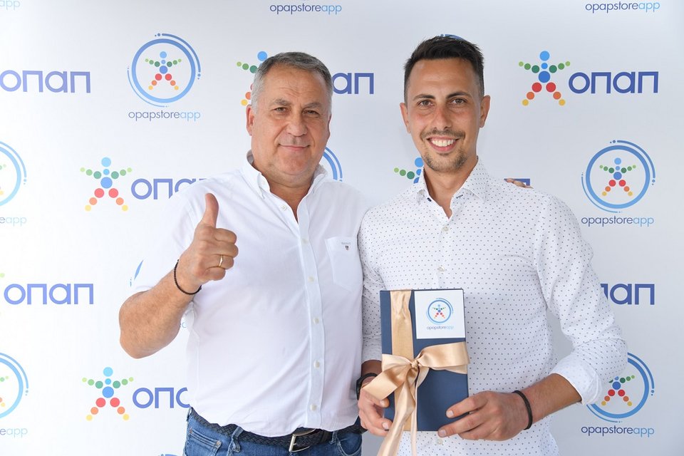 Ο Κυριάκος Ουζούνης με τον ιδιοκτήτη καταστήματος ΟΠΑΠ στις Σέρρες, Πέτρο Λιόγκα 