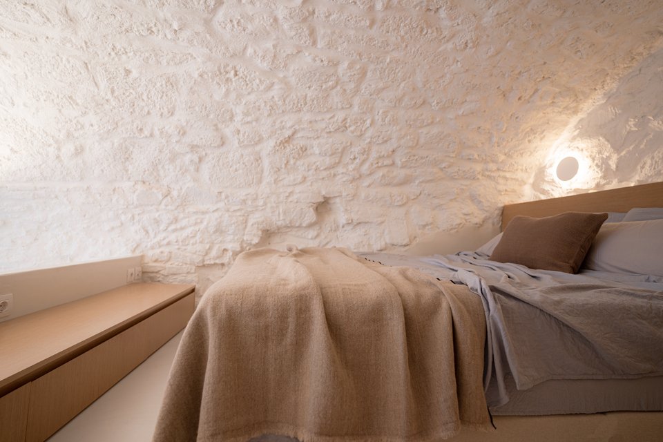 Όπου μπορούν να τοποθετηθούν έξτρα αποθηκευτικοί χώροι έχουν μπει, αξιοποιώντας με απόλυτη εργονομία κάθε γωνιά, όπως το ντουλάπι αυτό στο περβάζι του παταριού / Φωτογραφία: DNE Architects