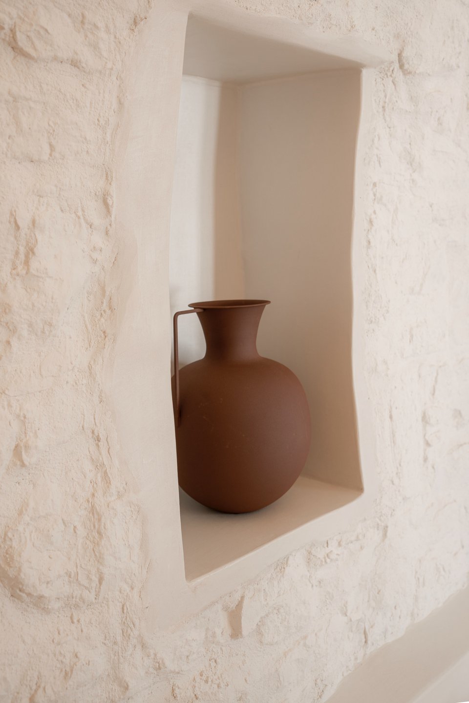 Το design συνομιλεί με το παρελθόν: Εδώ μοντέρνο βάζο με σχεδιασμό που παραπέμπει στους αρχαιοελληνικούς αμφορείς / Φωτογραφία: DNE Architects