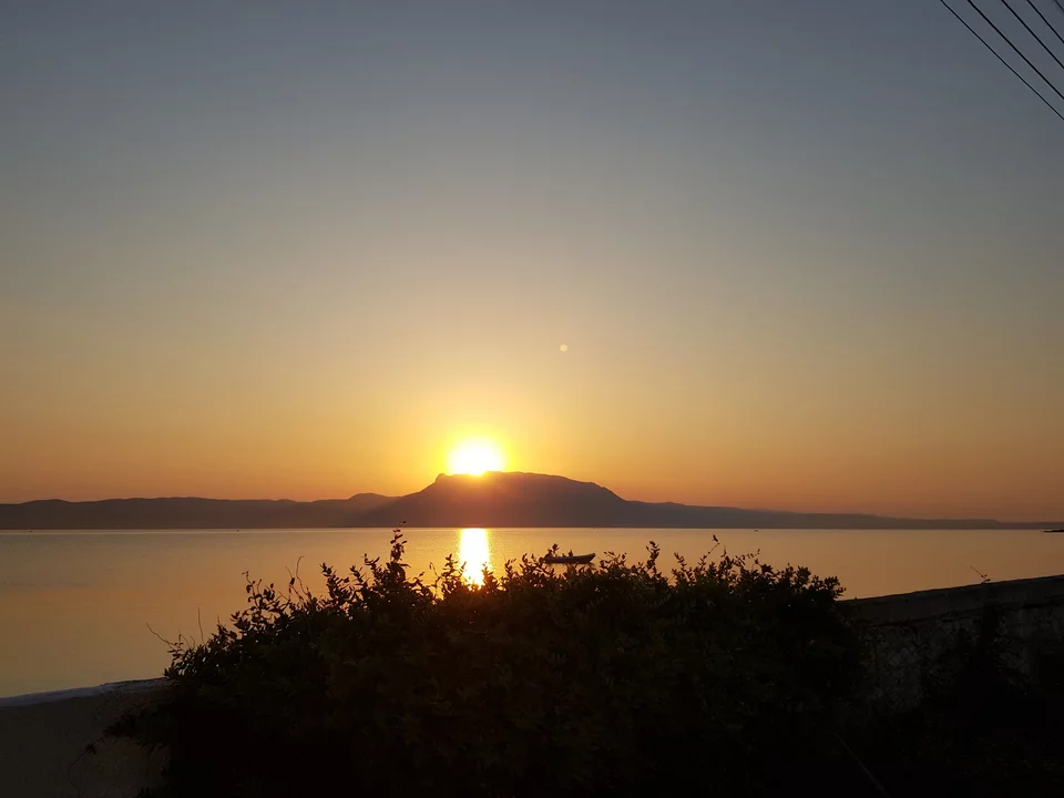 O Κορινθιακός Κόλπος φημίζεται για το υπερθέαμα που προσφέρουν η ανατολή και η δύση του ηλίου / Φωτογραφία: Τατιάνα Κίρχοφ