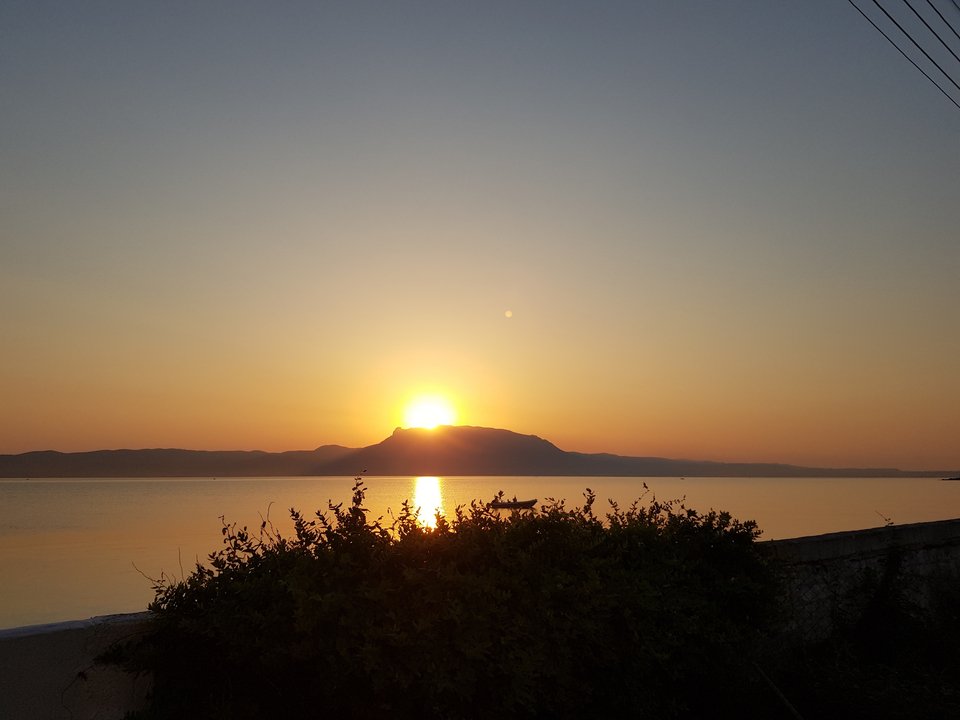 O Κορινθιακός Κόλπος φημίζεται για το υπερθέαμα που προσφέρουν η ανατολή και η δύση του ηλίου / Φωτογραφία: Τατιάνα Κίρχοφ