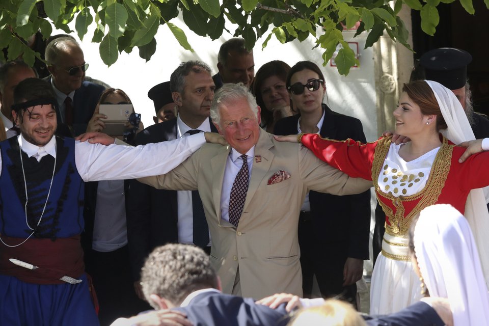 Ο Κάρολος χορεύει σε χωριό στην Κρήτη, το 2018 / AP Photo