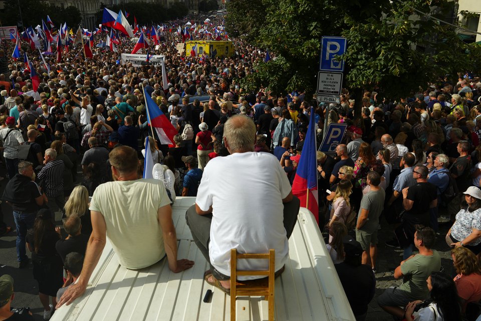 Χιλιάδες διαδηλωτές στους δρόμους της Πράγα / Φωτογραφία από ASSOCIATED PRESS