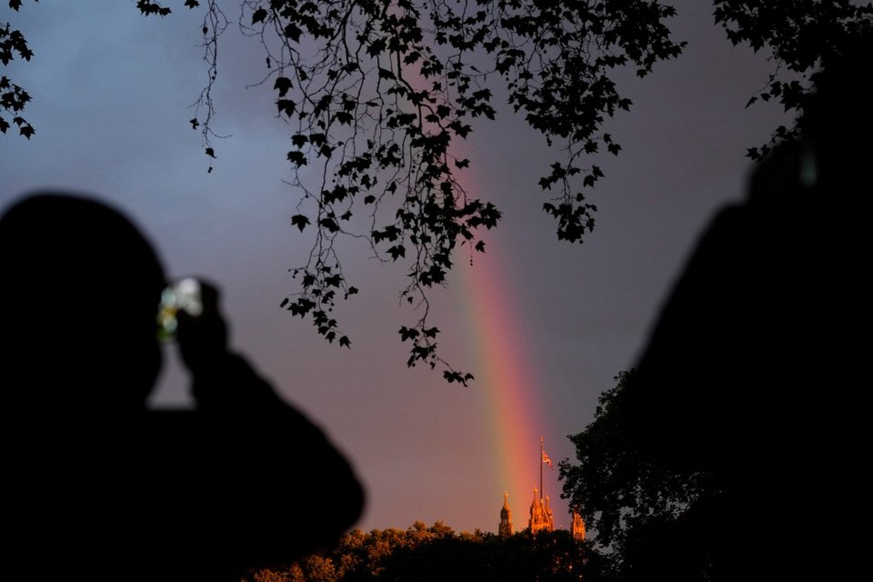 Rainbow over the United Kingdom on the eve of Queen Elizabeth's funeral / Photo: AP