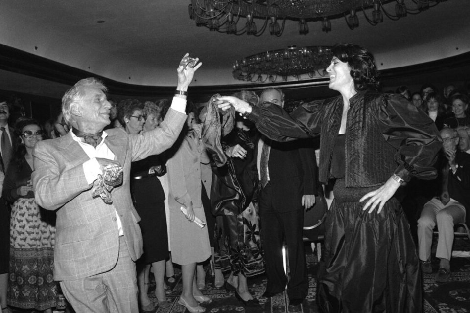 3 Οκτωβρίου 1980, στη Νέα Υόρκη, χορεύοντας τσάμικο με τον Μπερνστάιν / Αp News