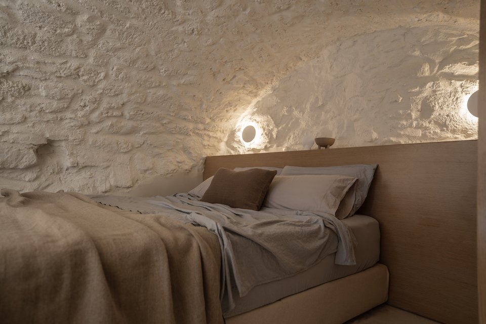 Το λιτό υπνοδωμάτιο το αγκαλιάζουν οι καμπύλες της θολωτής οροφής / Φωτογραφία: DNE Architects