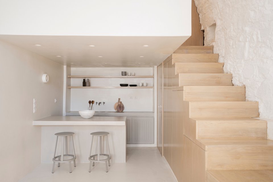 Η λειτουργική κουζίνα διαθέτει πολλούς αποθηκευτικούς χώρους. Βρίσκεται κάτω από το πατάρι / Φωτογραφία: DNE Architects