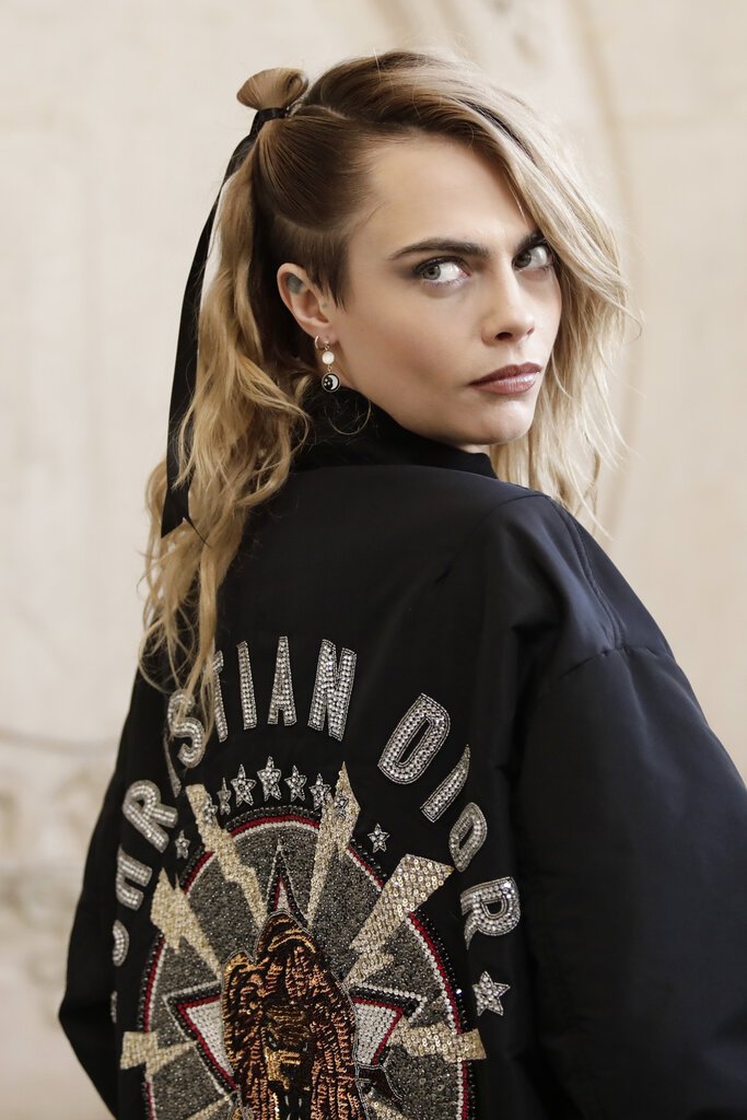 Το μοντέλο Cara Delevingne ποζάρει πριν από την παρουσίαση της συλλογής μόδας Dior Haute Couture Άνοιξη-Καλοκαίρι 2022, στο Παρίσι