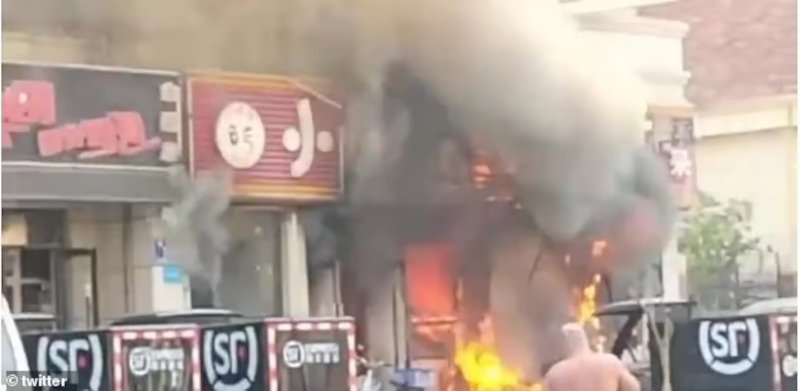 Η πυρκαγιά ξέσπασε από άγνωστη μέχρι στιγμής αιτία, την ώρα που γευμάτιζαν πελάτες του εστιατορίου