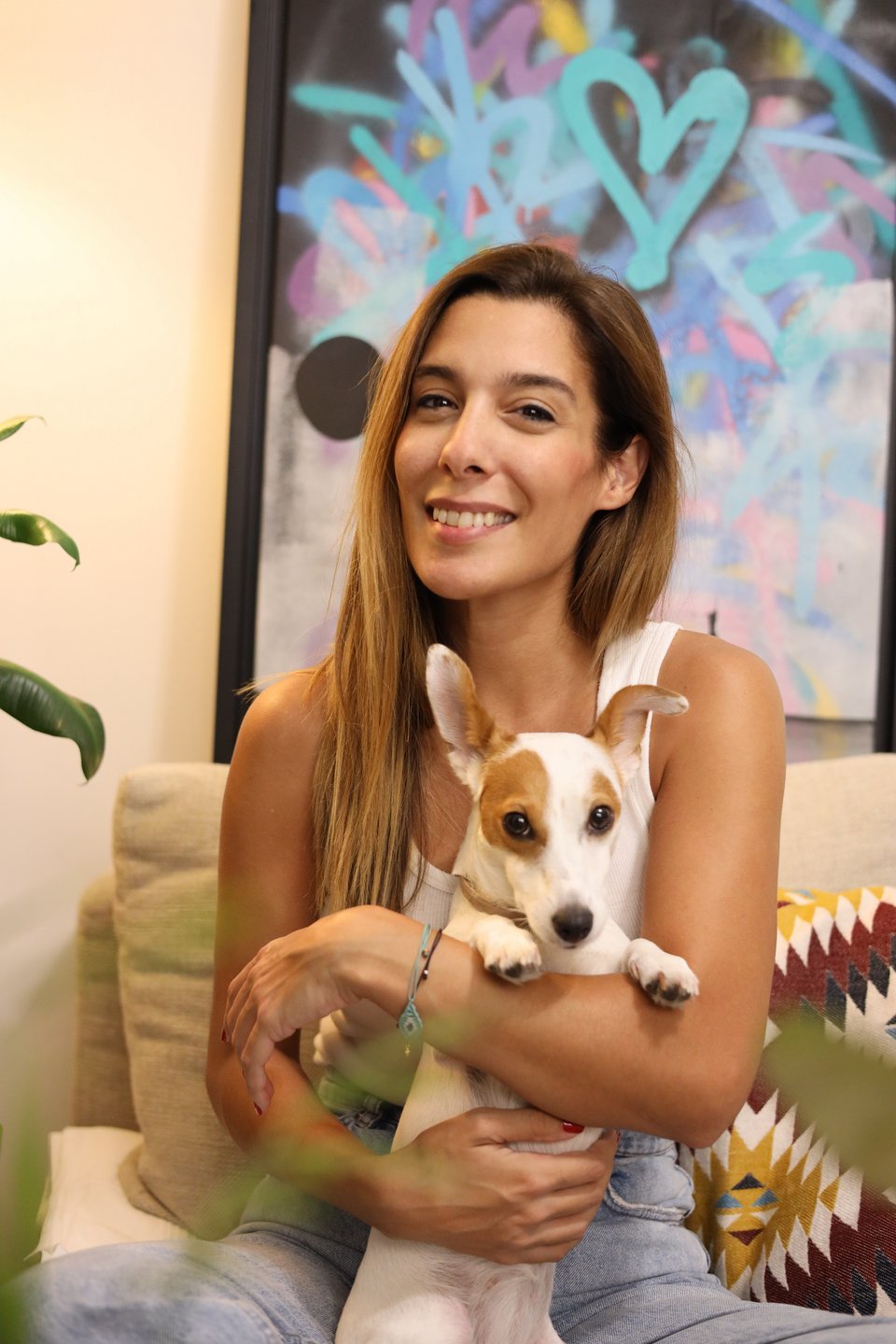 Τι δεν λείπει ποτέ από το σπίτι σας; «Μα φυσικά ο σκύλος μου!», απαντά γελώντας η Μελίνα Κοάν.