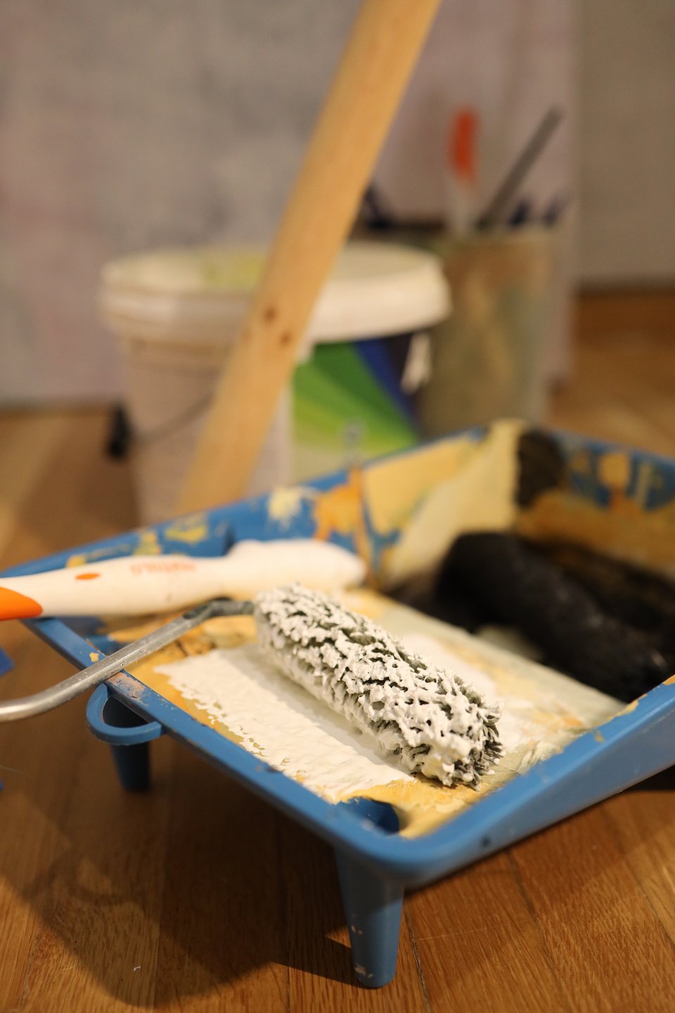 Πινέλα, ρολάκια, χρώματα: η καθημερινότητα της Μελίνας Κοάν