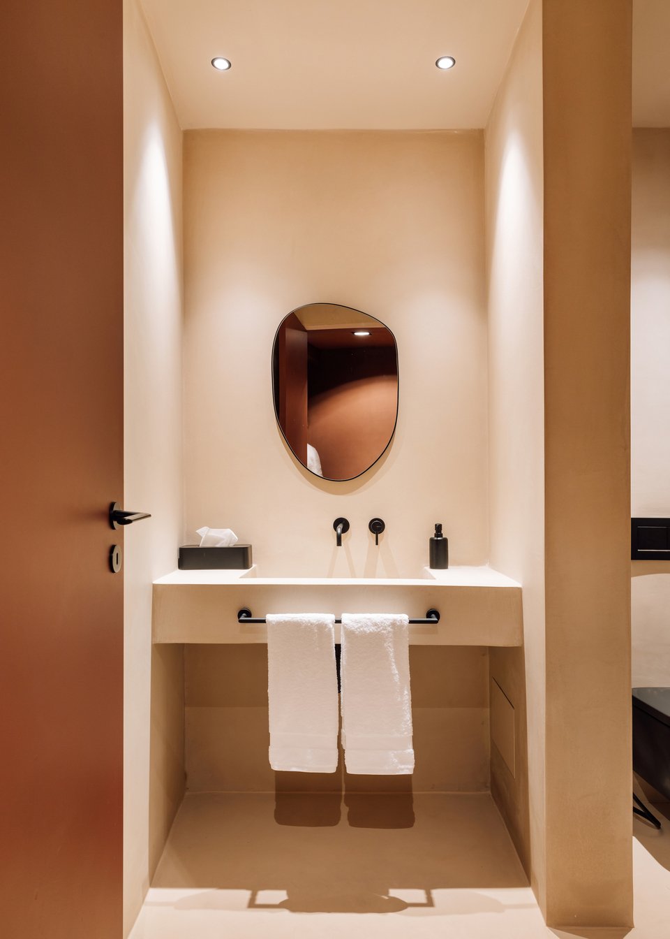 Μινιμαλισμός, εργονομία και design στο μπάνιο του ξενώνα - Φωτογραφία: Francisco Nogueira / Courtesy of Sotheby's Greece