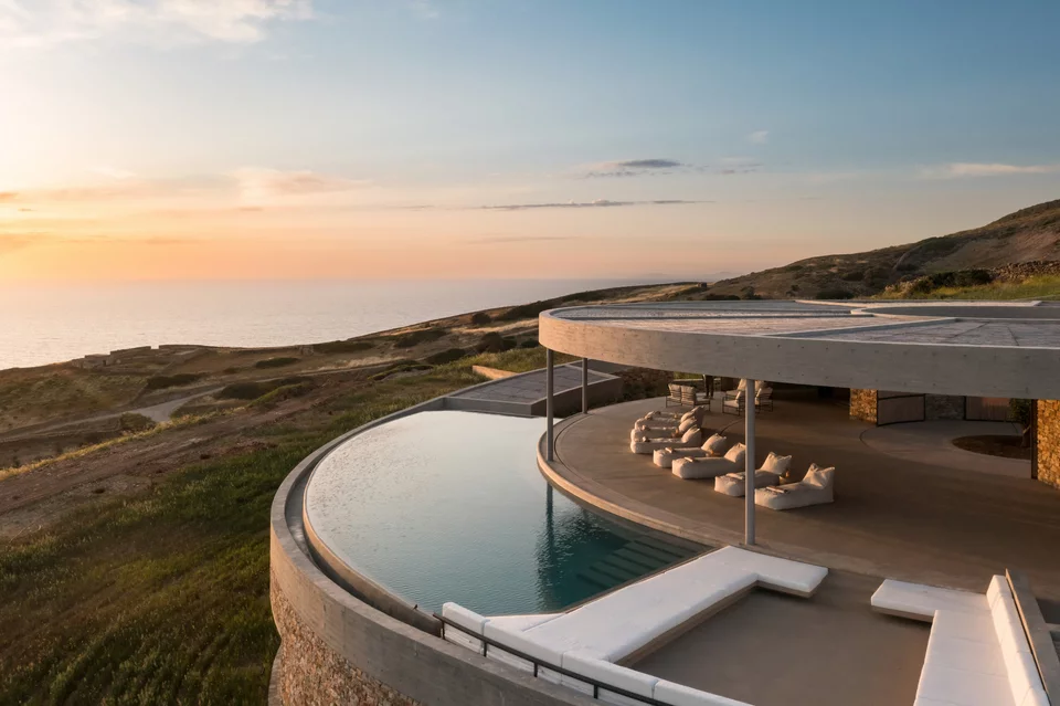 Το οίκημα είναι χτισμένο σε ένα επικλινές οικόπεδο, σε μια πλαγιά με υπέροχη θέα - Φωτογραφία: Francisco Nogueira / Courtesy of Sotheby's Greece