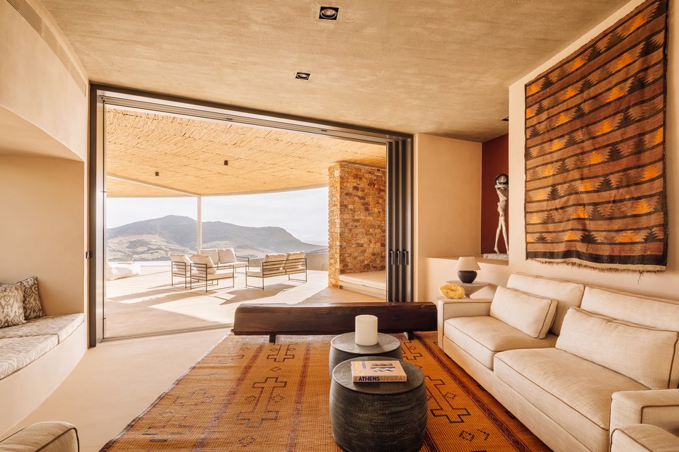 Χτιστά έπιπλα και design κομμάτια συνυπάρχουν αρμονικά στο έθνικ καθιστικό - Φωτογραφία: Francisco Nogueira / Courtesy of Sotheby's Greece