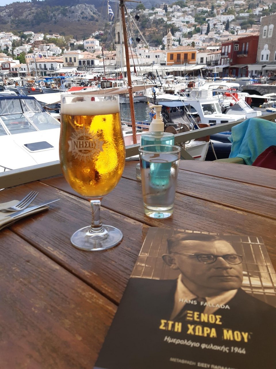 Διάβασμα στο λιμάνι της Ύδρας  / Φωτογραφία: Γιώργος Μητάς/Facebook