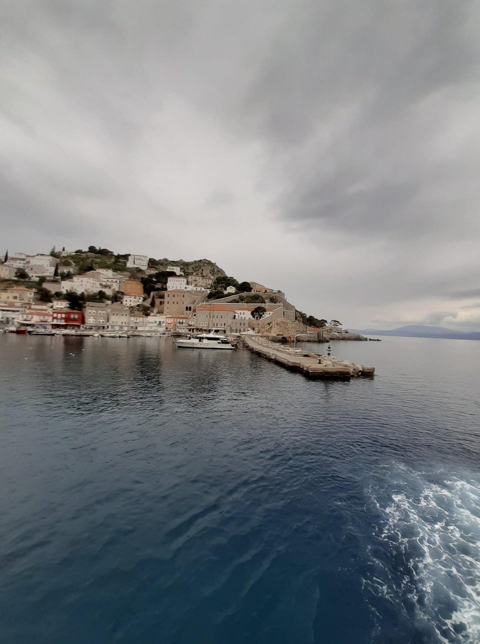 Το λιμάνι της Ύδρας στο φθινοπωρινό φως / Φωτογραφία: Γιώργος Μητάς/Facebook