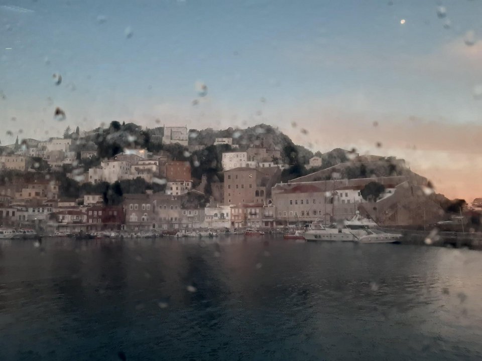 Το λιμάνι της Ύδρας, μια βροχερή φθινοπωρινή μέρα μέσα από το πλοίο / Φωτογραφία: Γιώργος Μητάς/Facebook