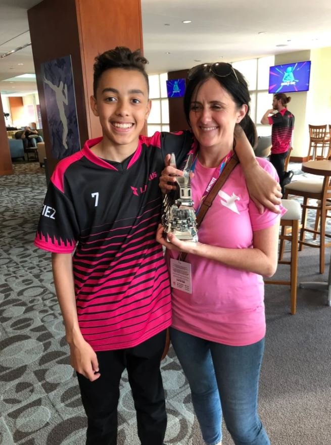 Ο Jaden με τη μαμά του Lisa, μετά τη νίκη του το 2019