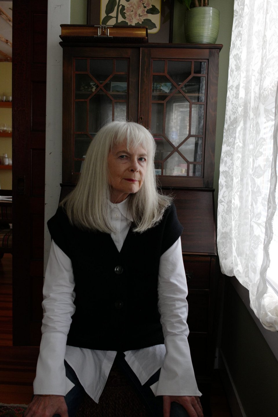 Η Lyn Slater φωτογραφημένη στις αρχές του 2022, χωρίς μακιγιάζ, καταπονημένη από το θάνατο της αγαπημένης της μητέρας, που την έκανε να αναθεωρήσει πολλά / Φωτογραφία: accidentalicon.com