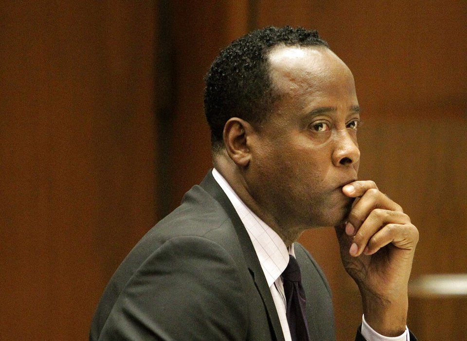 O γιατρός του Michael Jackson, Conrad Murray, κάθεται στην αίθουσα του δικαστηρίου κατά τη διάρκεια της δίκης του για ανθρωποκτονία εξ αμελείας στο Λος Άντζελες