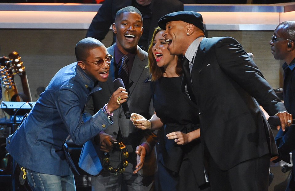 Από αριστερά προς τα δεξιά, ο Pharrell Williams, ο Jamie Foxx, η Maya Rudolph και ο LL Cool J τραγουδούν μαζί στη σκηνή κατά τη διάρκεια του φινάλε του Stevie Wonder: Songs in the Key of Life - An All-Star Grammy Salute
