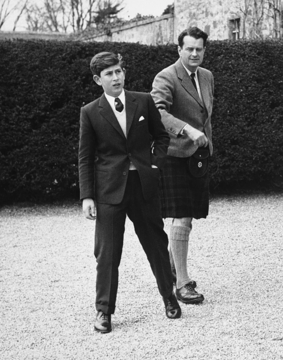 Ξενάγηση του πρίγκιπα Καρόλου στους χώρους του σχολείου Γκόρντονστουν στη Σκωτία