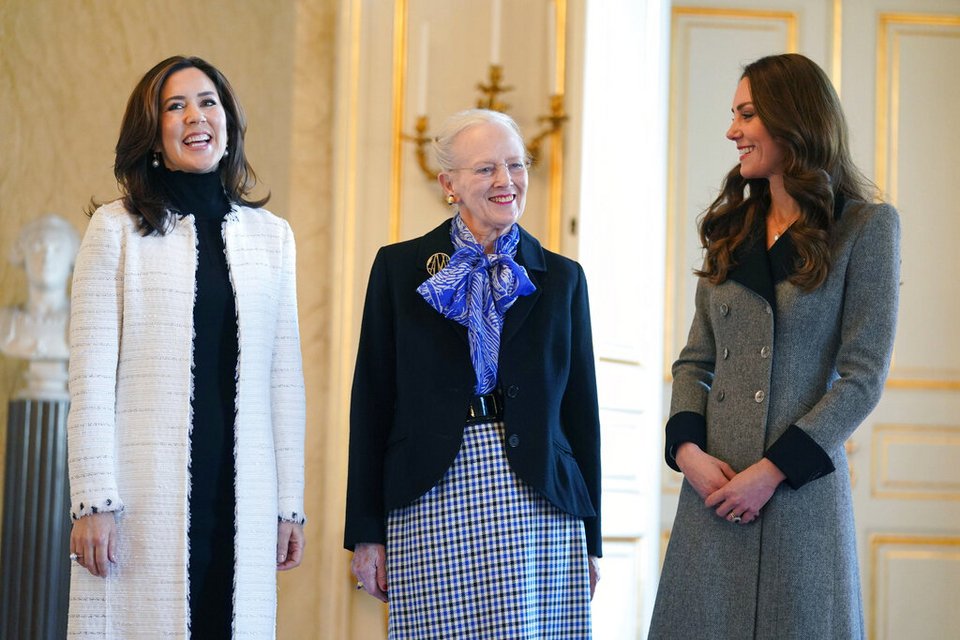 Η βασίλισσα Μαργκρέτε της Δανίας, στο κέντρο, και η πριγκίπισσα Μαίρη, αριστερά, υποδέχονται την Κέιτ, την πριγκίπισσα της Ουαλίας πλέον