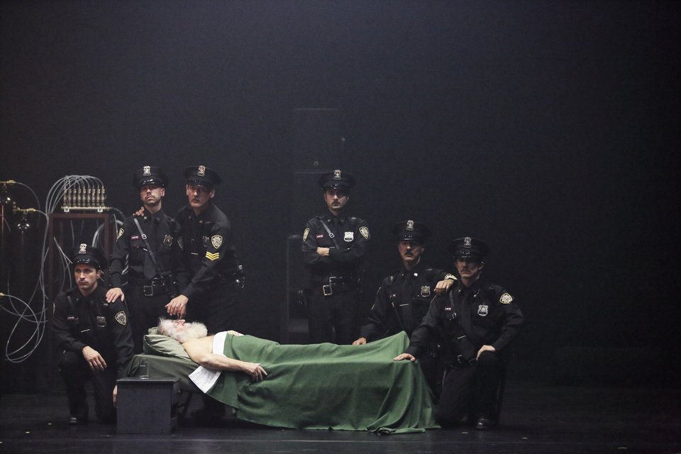 Ο ηλικίας 80 ετών Ρουμάνος ηθοποιός, ο μόνος επί σκηνής στον ρόλο του προφήτη. Jean_Michel_Blasco  