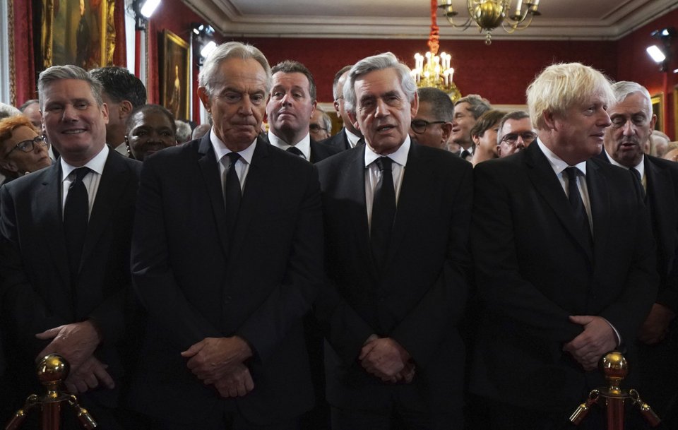 Ο ηγέτης των Εργατικών, σερ Κιρ Στάρμερ και οι πρώην πρωθυπουργοί, Τόνι Μπλερ, Γκόρντον Μπράουν και Μπόρις Τζόνσον παρόντες στην τελετή στο Παλάτι του Αγίου Ιακώβου
