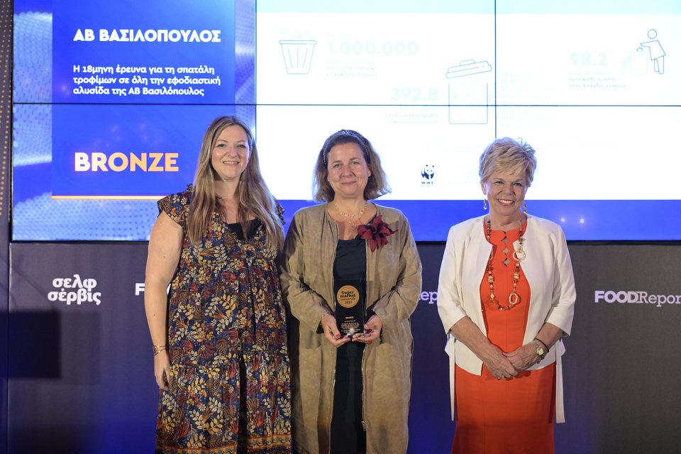 H Αντζελίνα Σαπουνάκη, Sustainable Retail Associate&nbsp;ΑΒ Βασιλόπουλος&nbsp;και η&nbsp;Αλεξία Μαχαίρα, Sustainable Retail &amp; Corporate Communication Manager&nbsp;ΑΒ Βασιλόπουλος&nbsp;με το&nbsp;Silver&nbsp;βραβείο&nbsp;στην κατηγορία&nbsp;Εταιρική́&nbsp;Κοινωνική́&nbsp;Ευθύνη&nbsp;(CSR) –&nbsp;Άνθρωπος. 