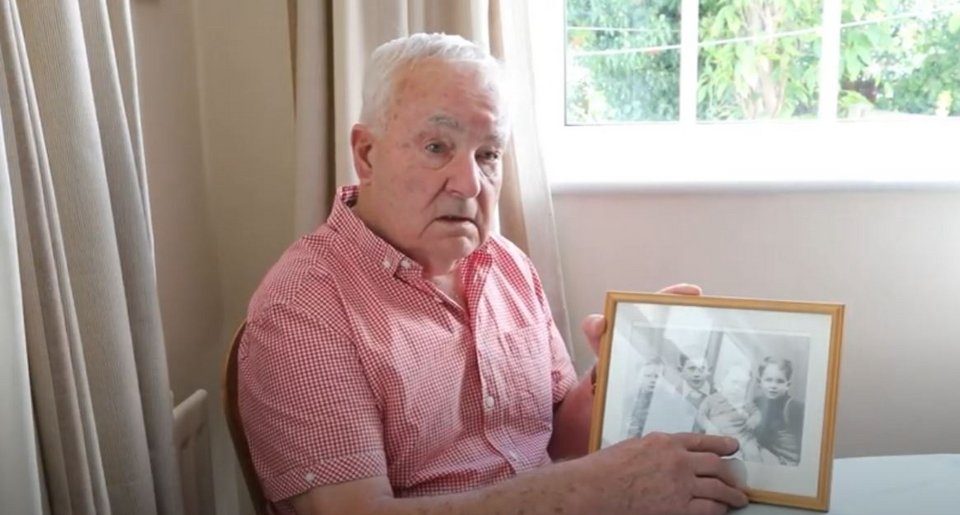 Ο Τεντ κρατάει τη φωτογραφία των τεσσάρων αδελφών μαζί πριν χωρίσουν τη δεκαετία του 1940 μετά τον Β' Παγκόσμιο Πόλεμο